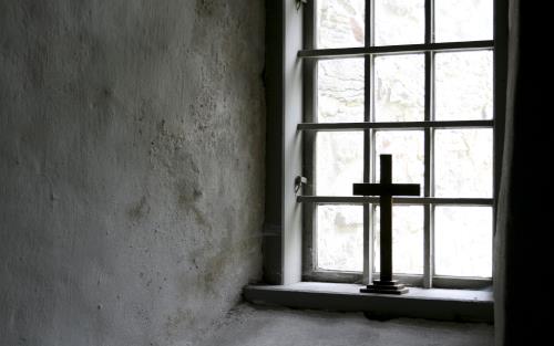 Ett kors står i ett fönster.