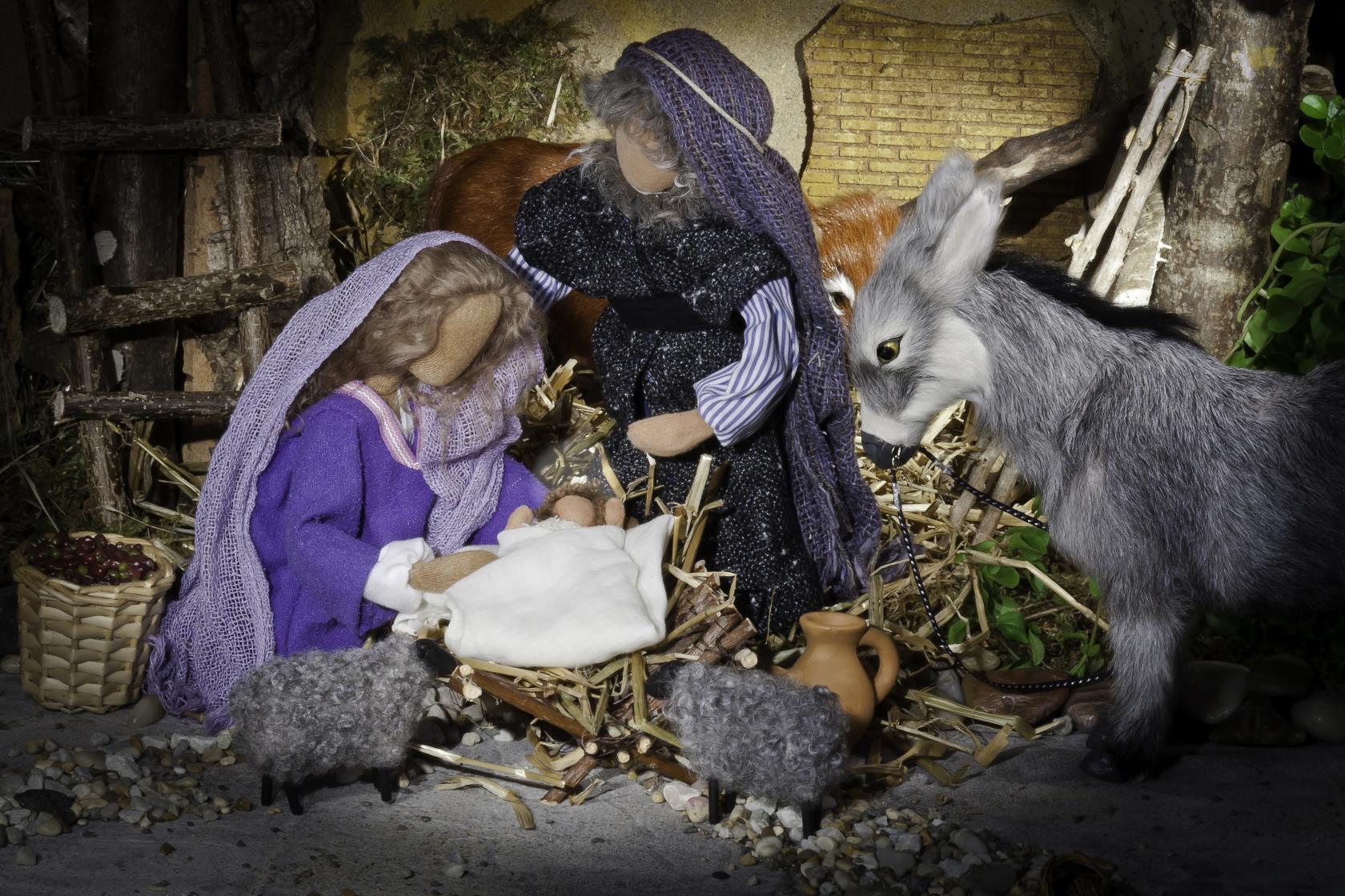 Sydda dockor som föreställer Josef och Maria vid krubban i stallet.