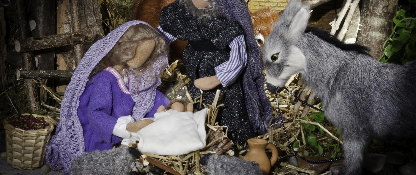 Sydda dockor som föreställer Josef och Maria vid krubban i stallet.