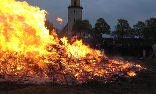 Valborgsfirande vid Algutsrums kyrka på Öland.