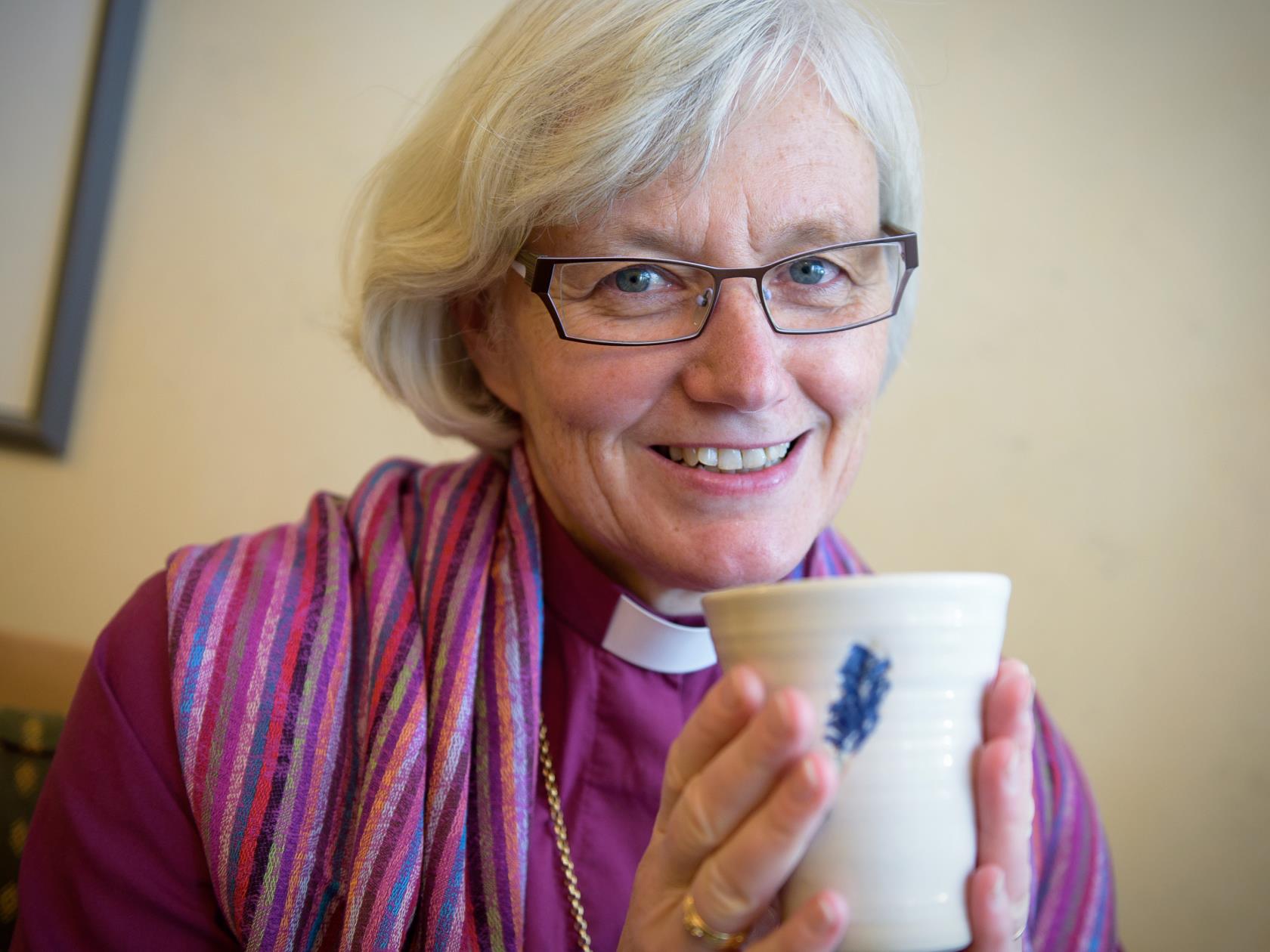 Porträttbild på ärkebiskop Antje Jackelén som sitter med en mugg i händerna.