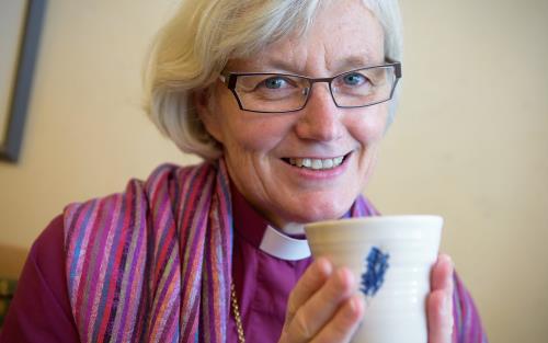 Porträttbild på ärkebiskop Antje Jackelén som sitter med en mugg i händerna.