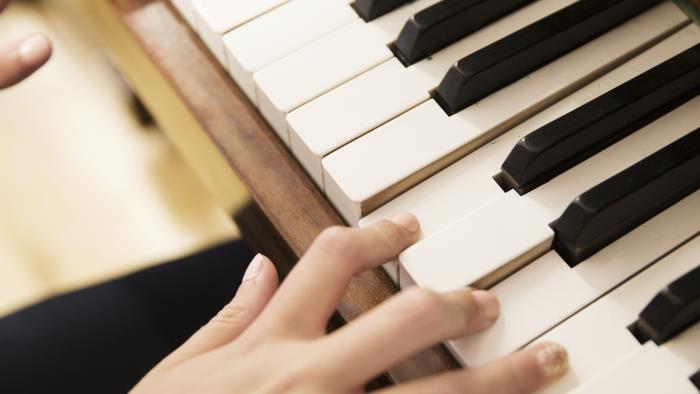 Någon spelar piano.