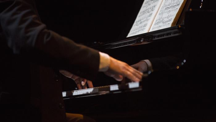 Någon spelar piano.