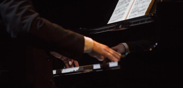 Någon spelar piano.