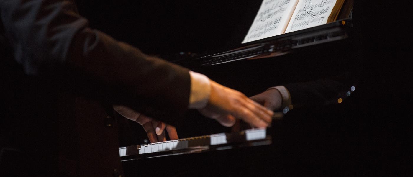 Någon spelar piano.