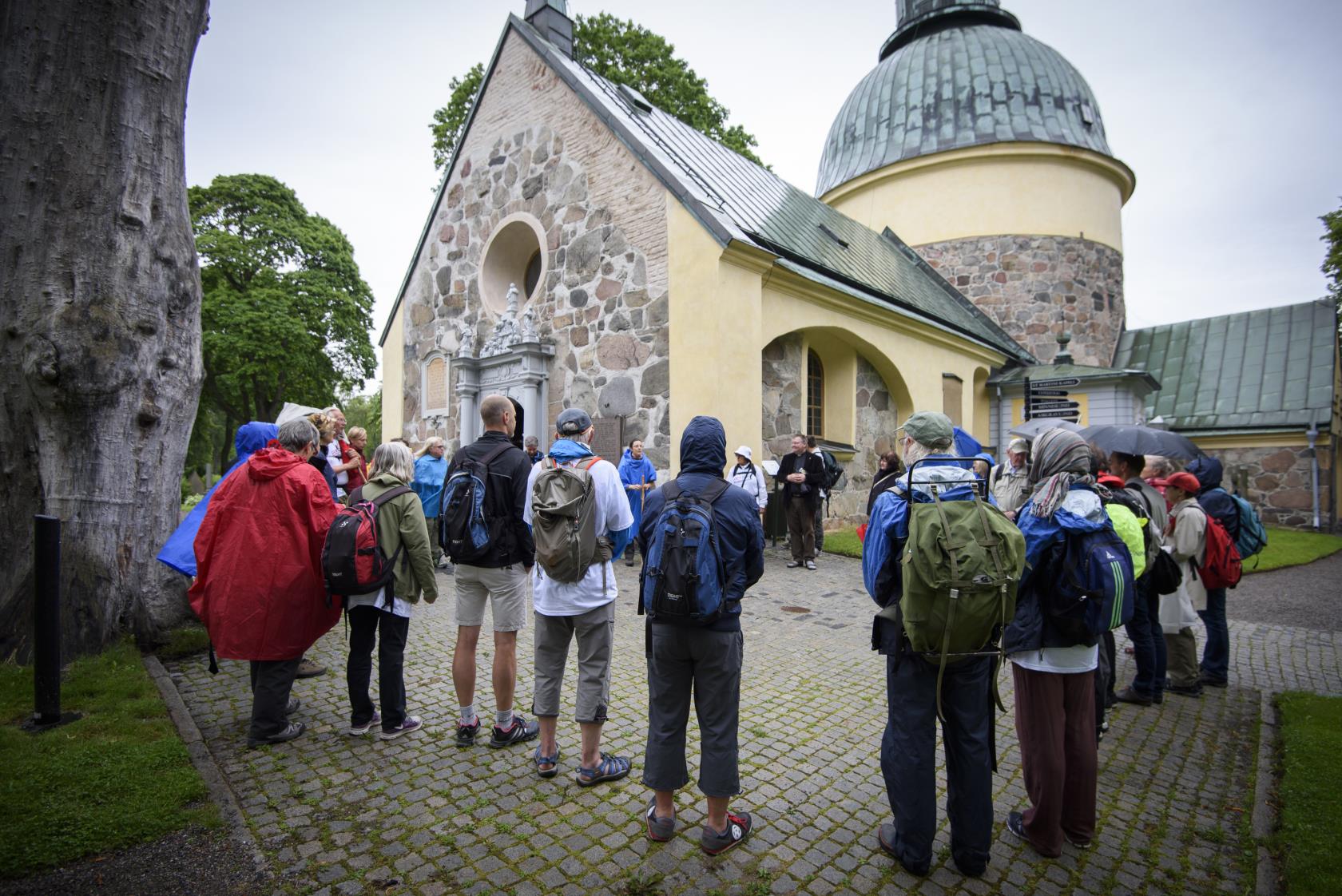 En grupp vandrare står utanför en kyrka.