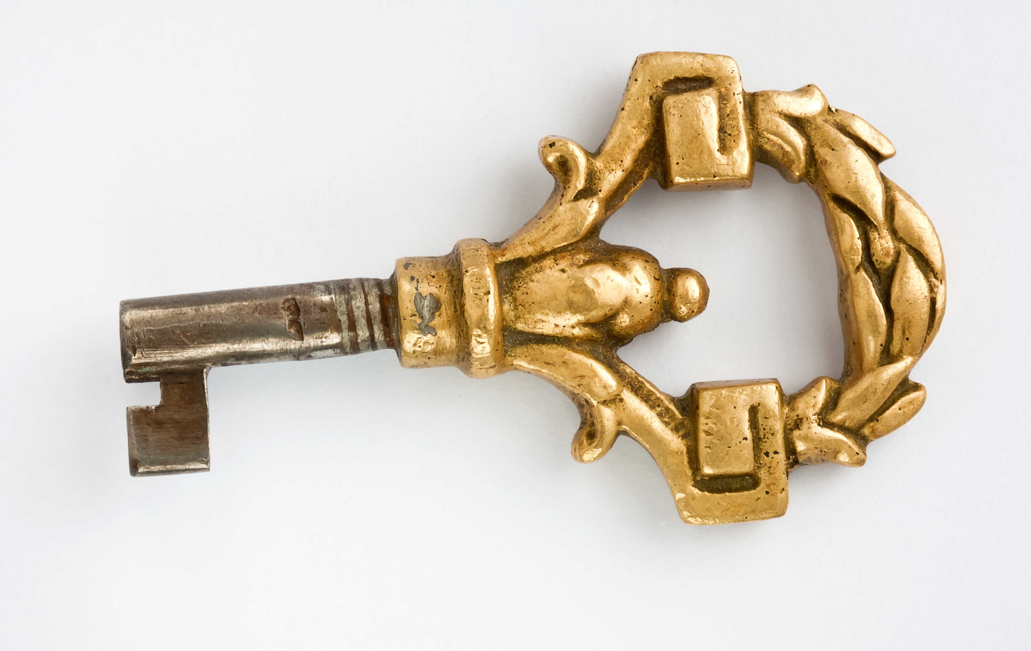 Närbild på en gammal guldig nyckel.