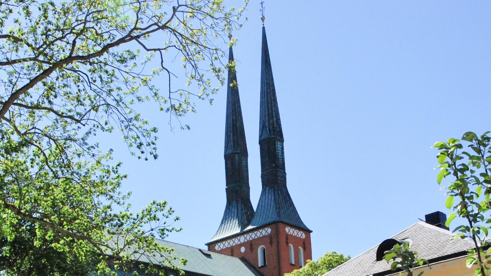 Växjö domkyrka sticker upp bakom några hustak.