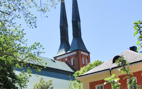 Växjö domkyrka sticker upp bakom några hustak.