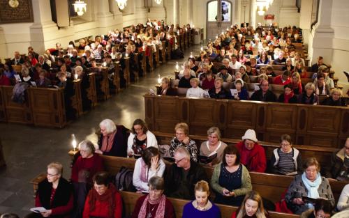 En kyrka full av besökare.