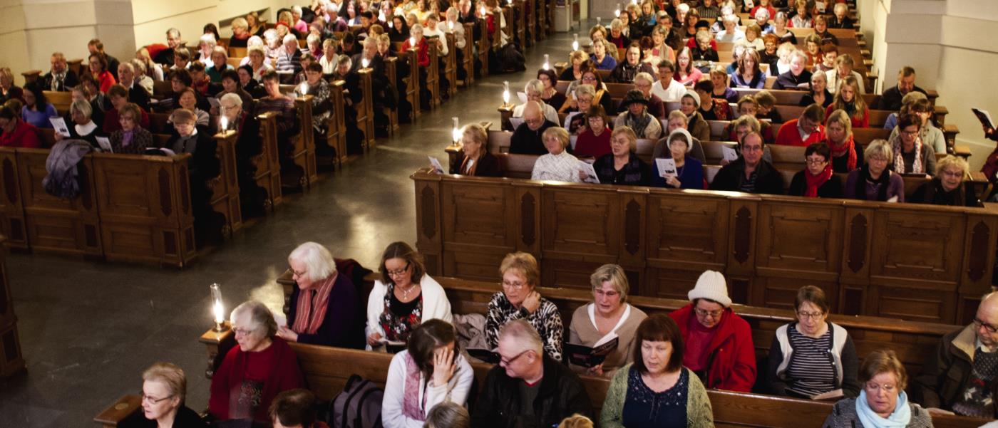 En kyrka full av besökare.