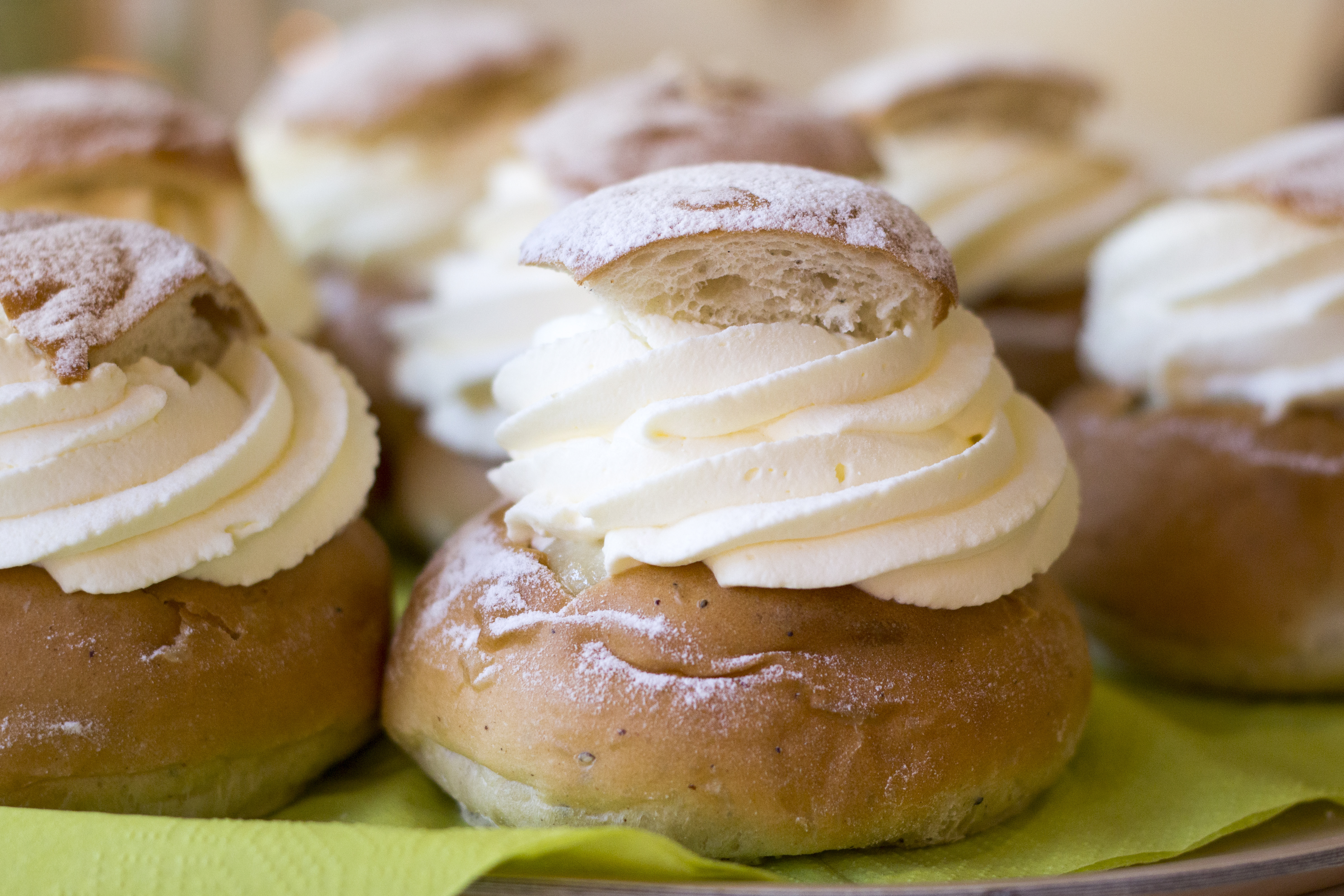 Närbild på semlor.