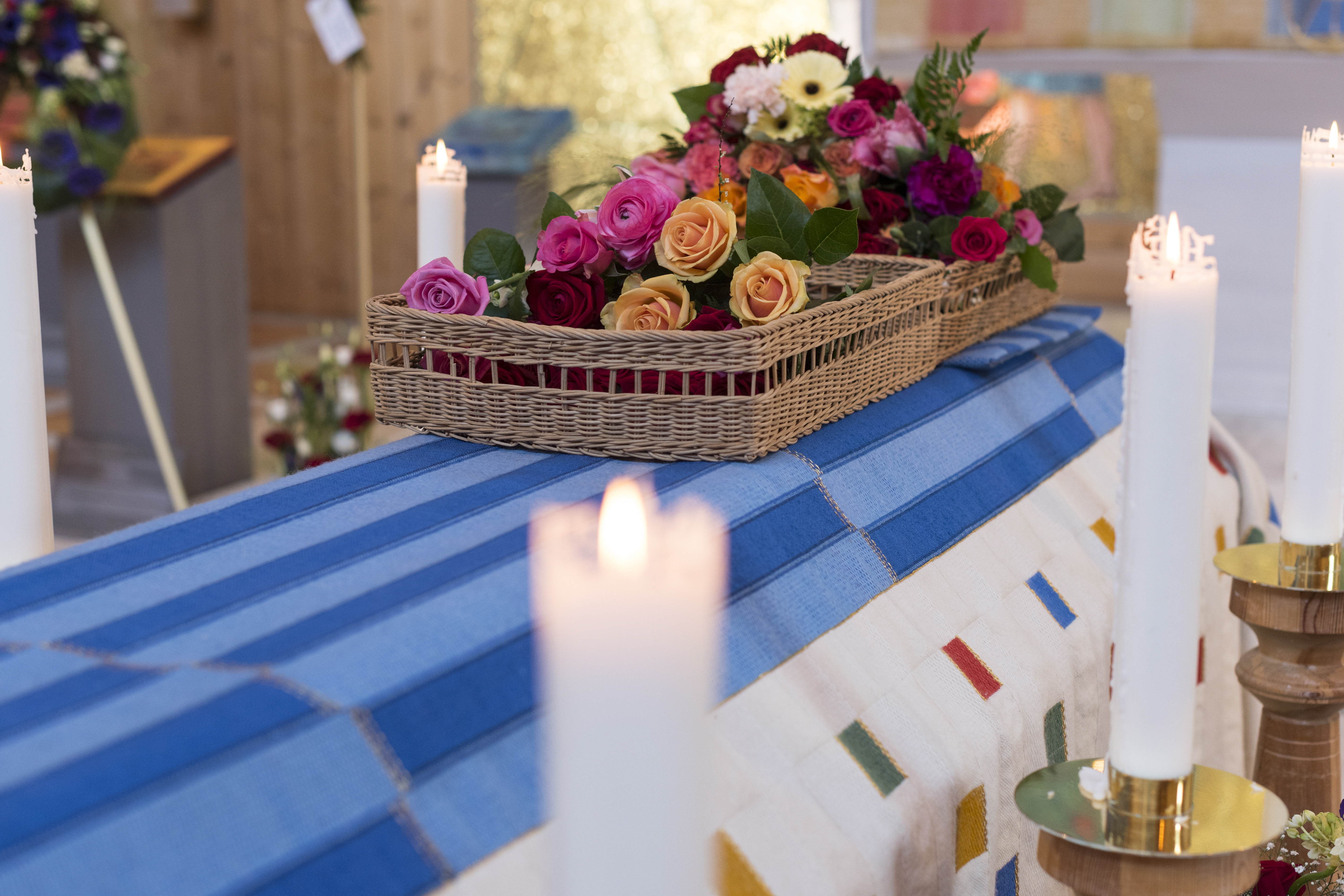 Korgar med blommor står på en kista.