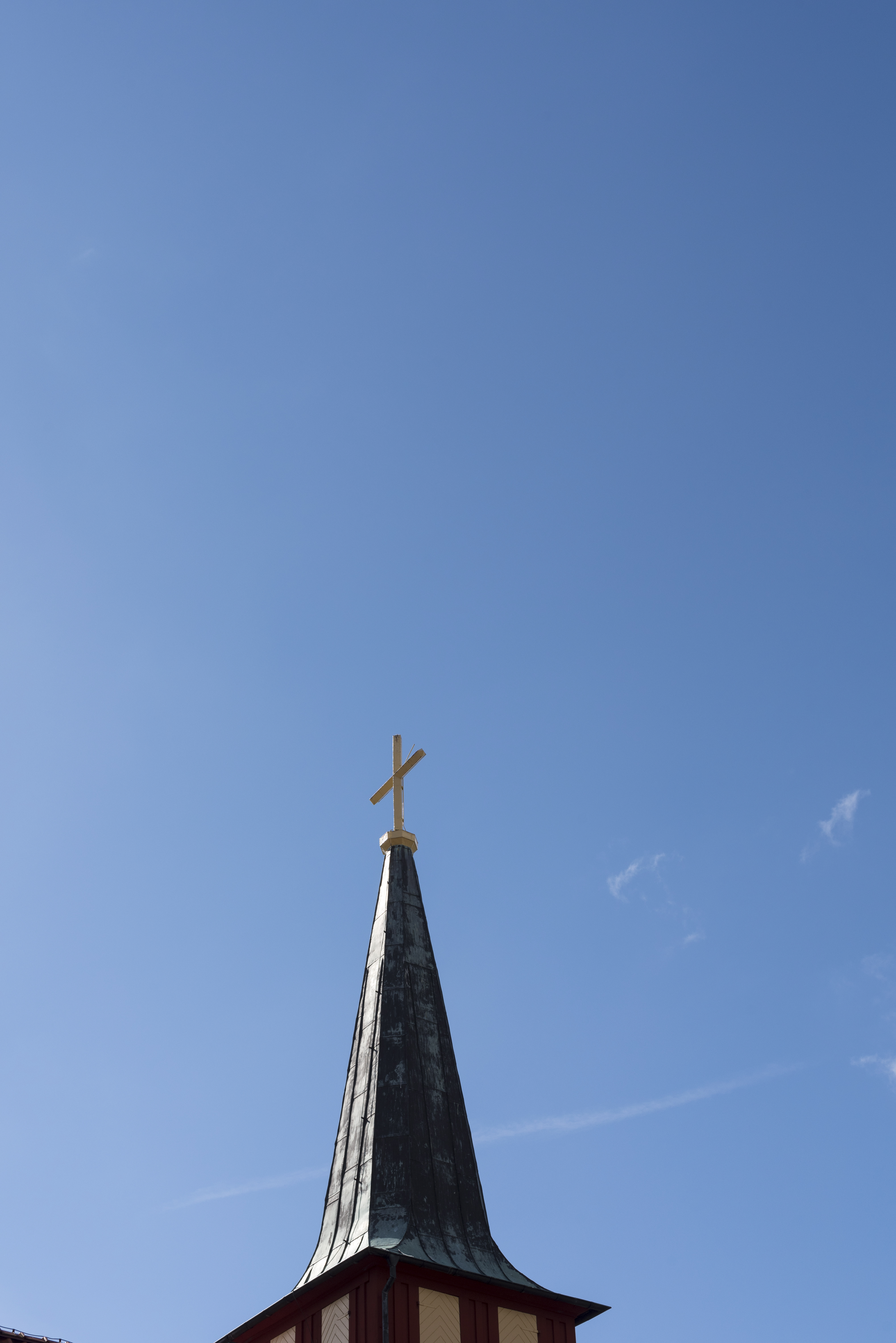 Ett kyrktorn mot blå himmel.