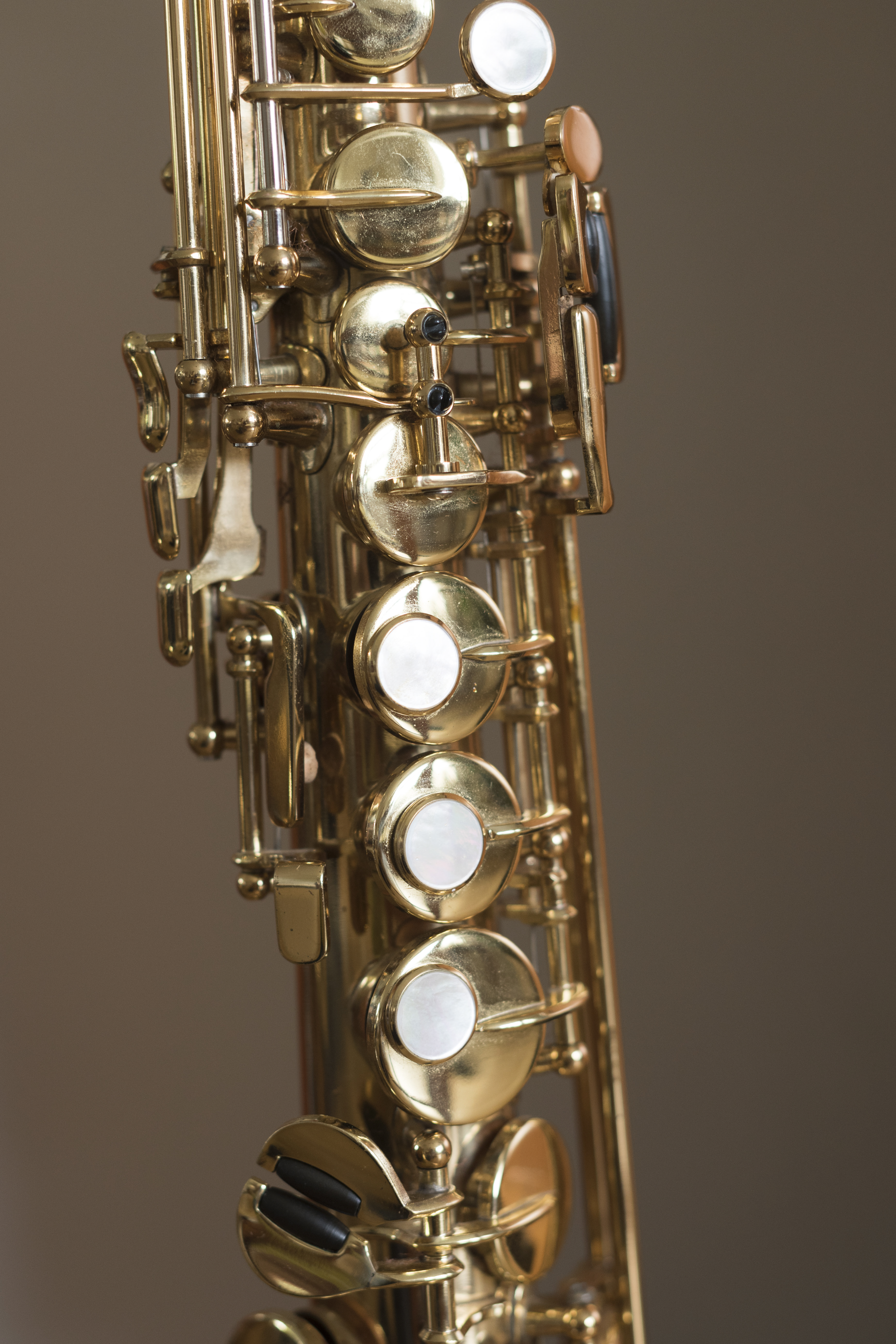 Närbild på klaffarna på en saxofon.