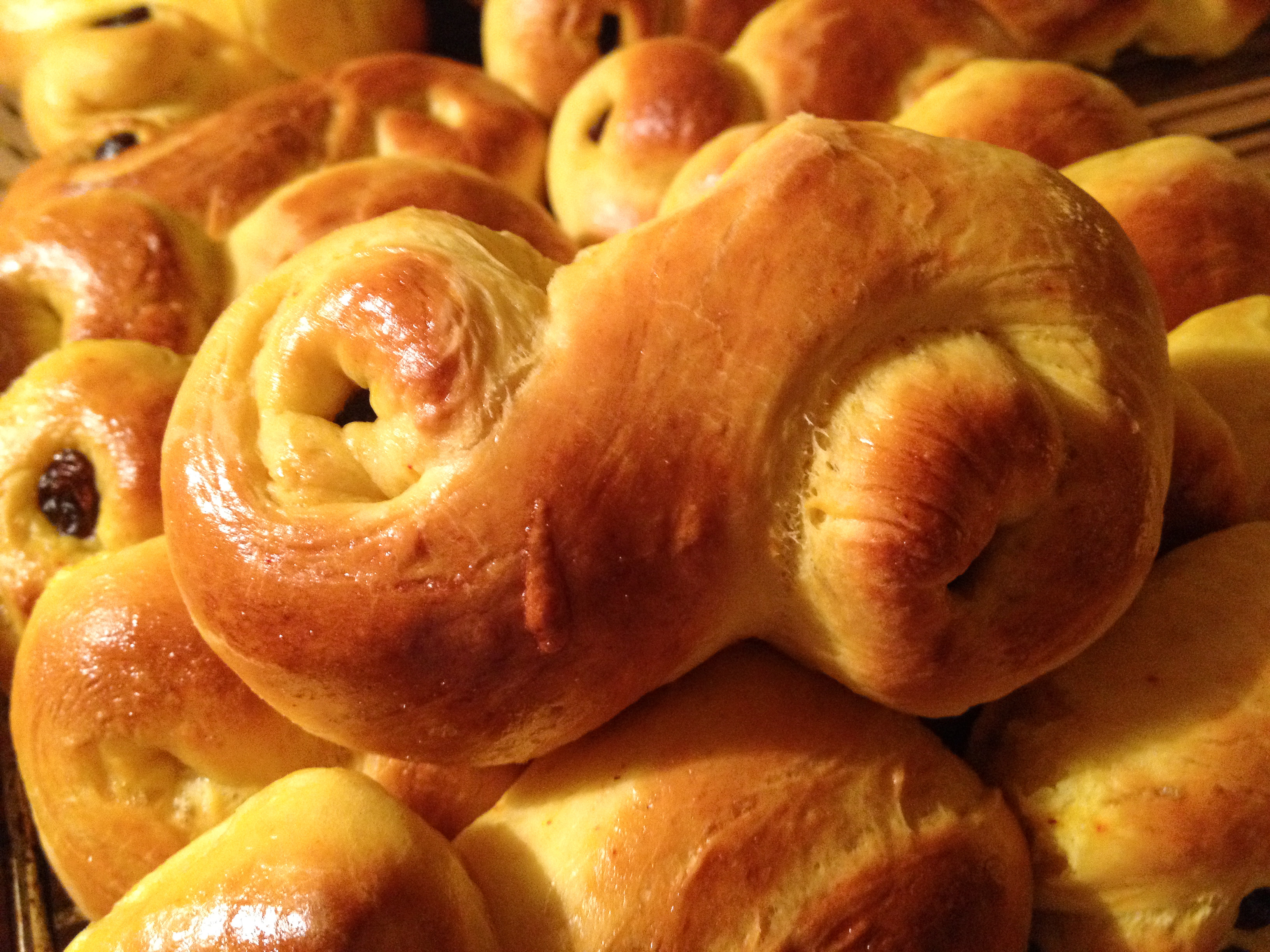 Närbild på nygräddade lussebullar.