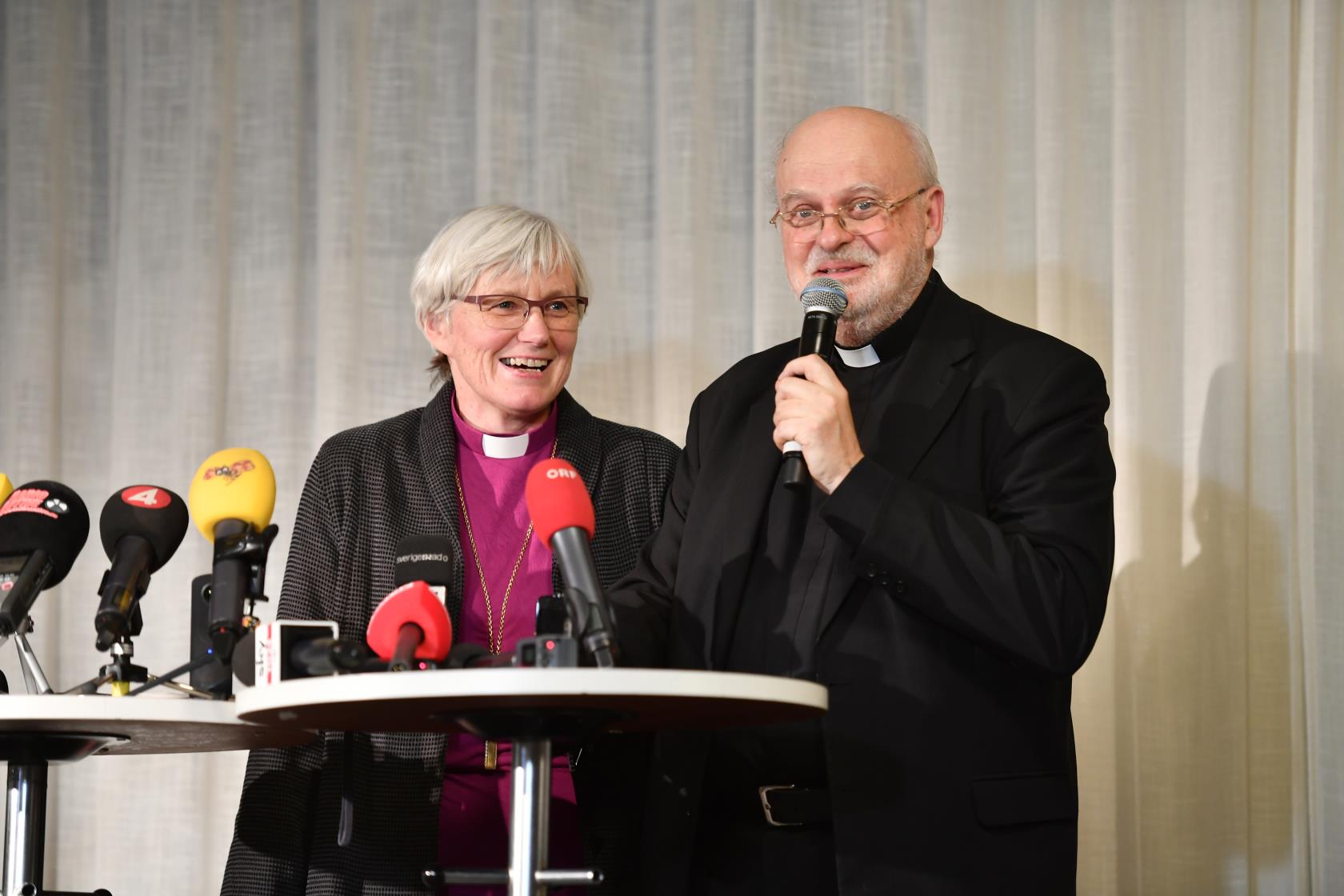 Ärkebiskop Antje Jackelén och kardinal Anders Arborelius under en presskonferens.