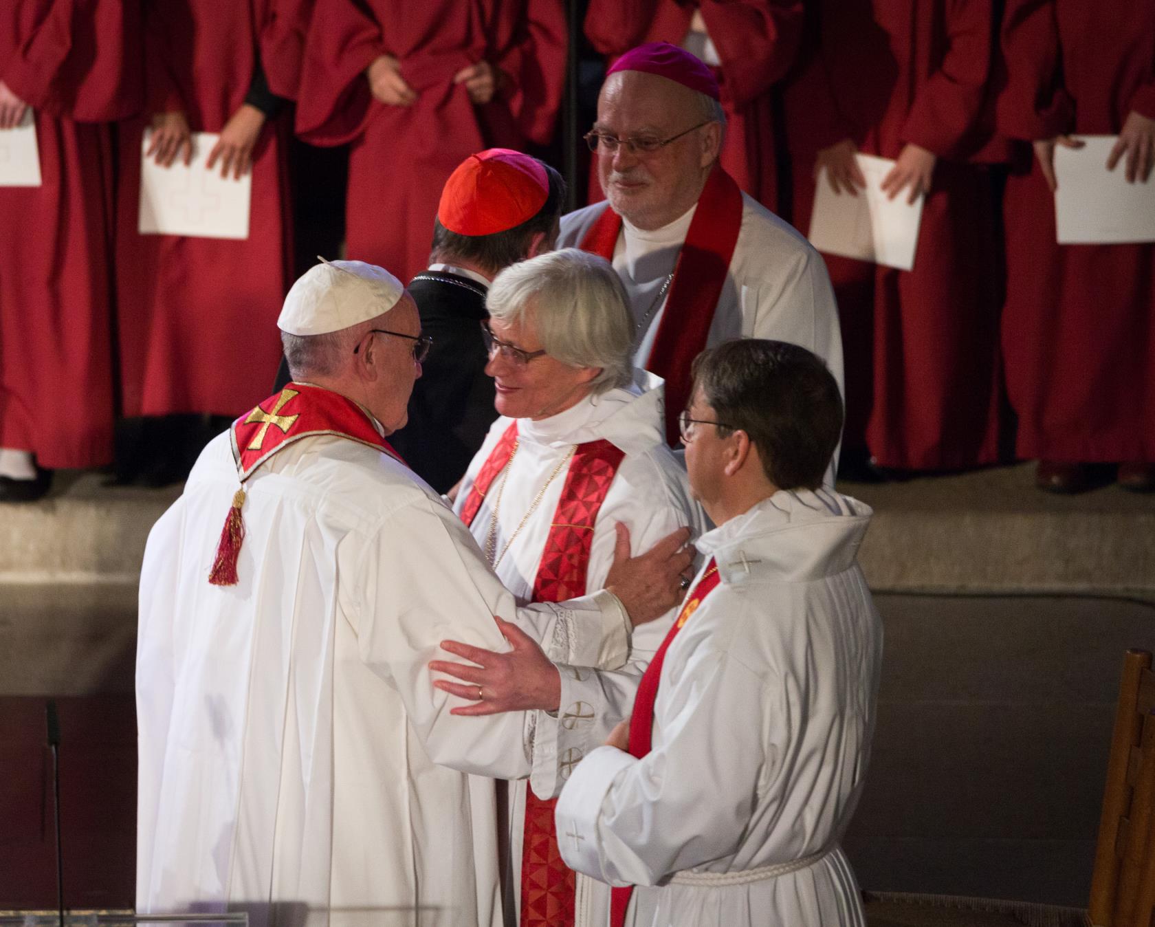 Ärkebiskop Antje Jackelén hälsar på Påven Francis. Flera andra biskopar hälsar på varandra.