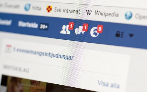 Närbild på notiserna på någons Facebook-sida på datorn.