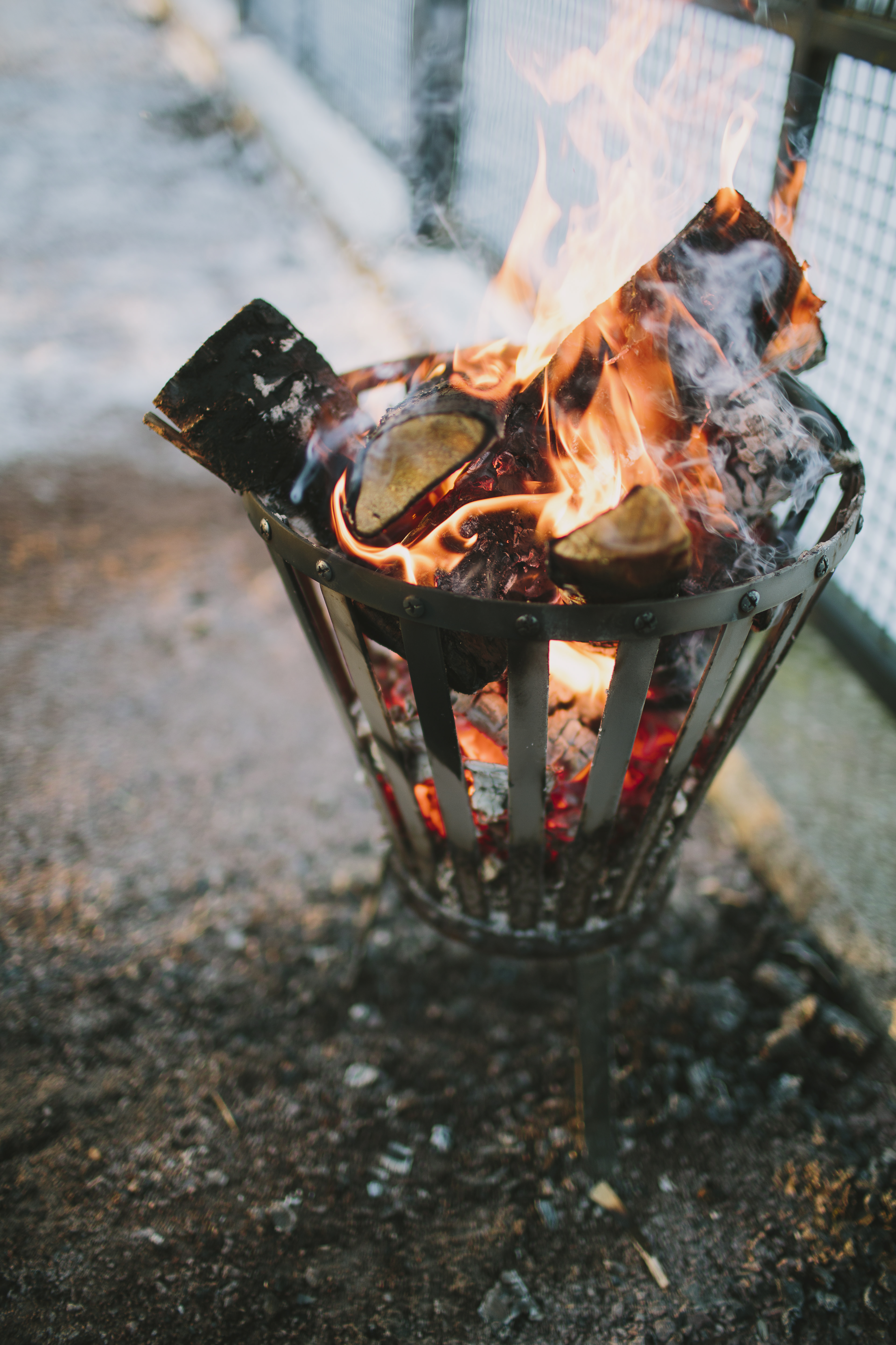 En brinnande eldkorg utomhus.