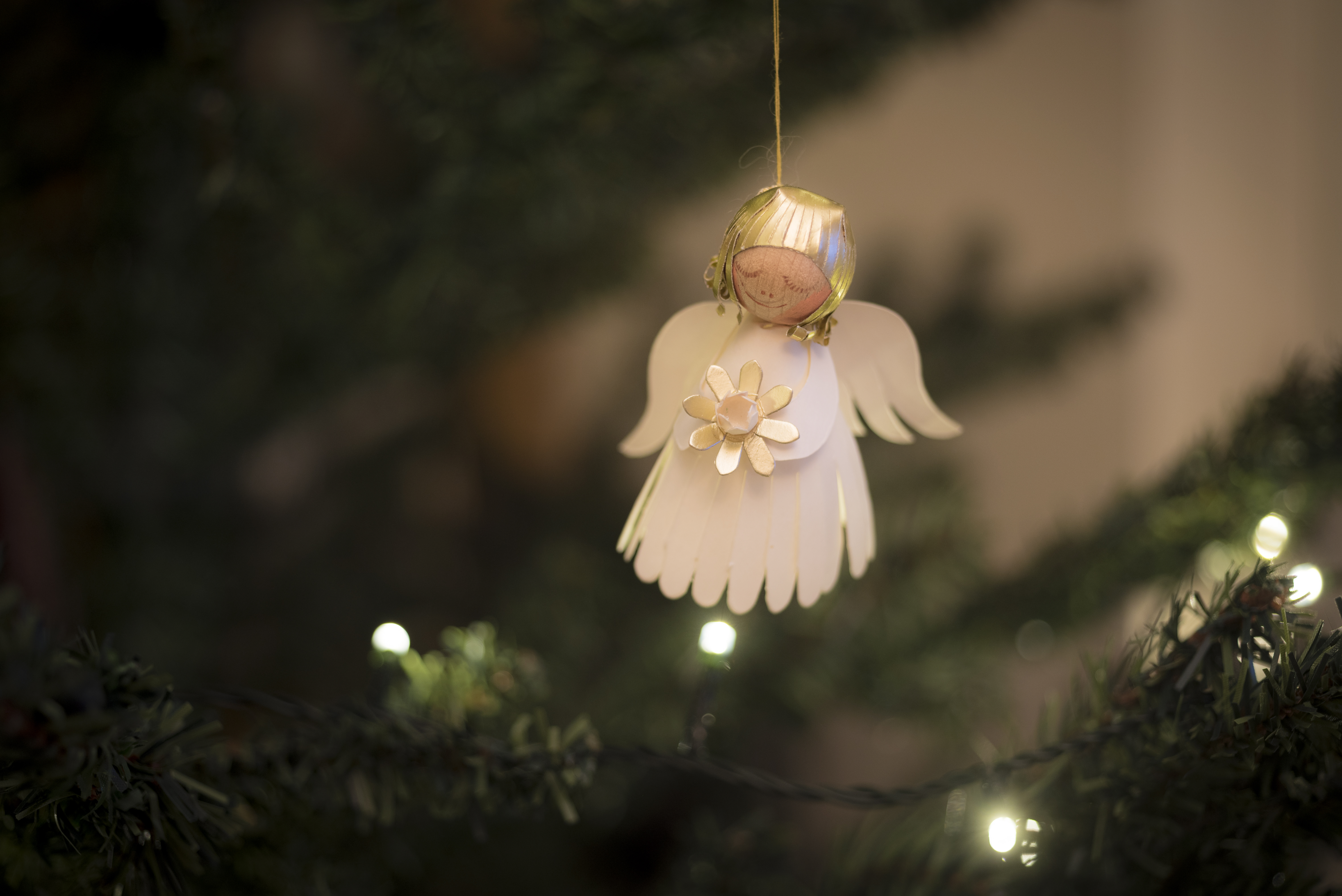 Närbild på en ängel som hänger i julgranen.