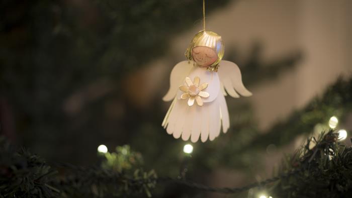 Närbild på en ängel som hänger i julgranen.