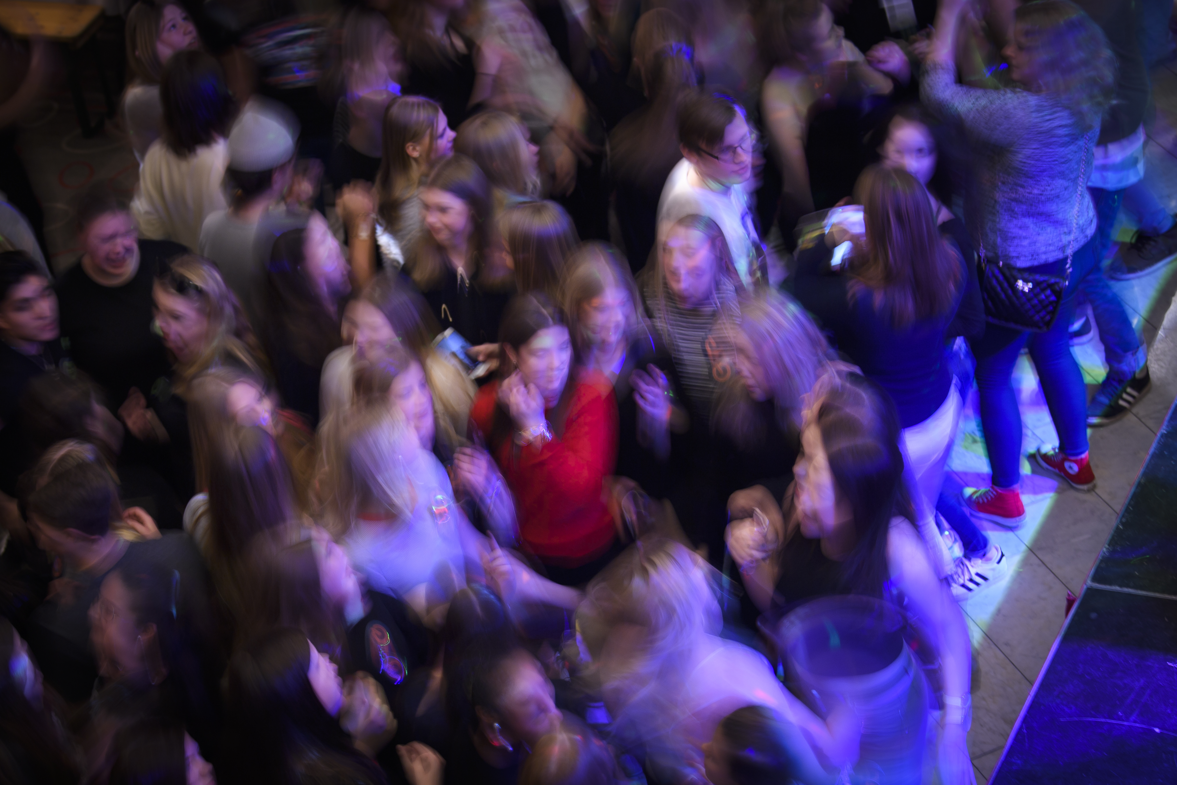 En grupp ungdomar dansar på ett dansgolv.