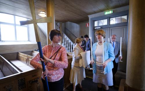 Sex personer gör sig redo för procession genom kyrkan.