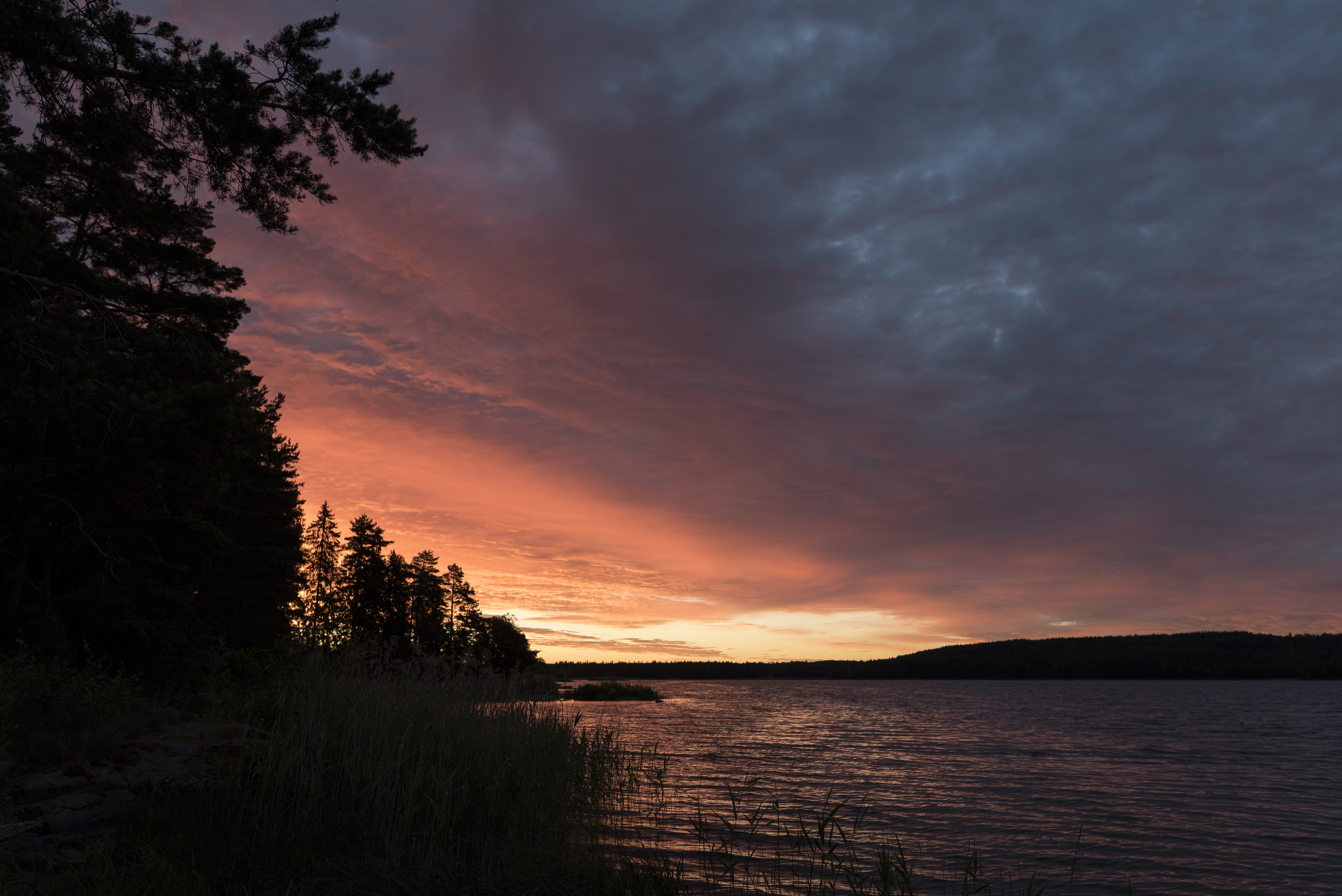Solnedgång vid vattnet.