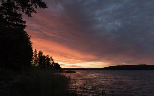 Solnedgång vid vattnet.