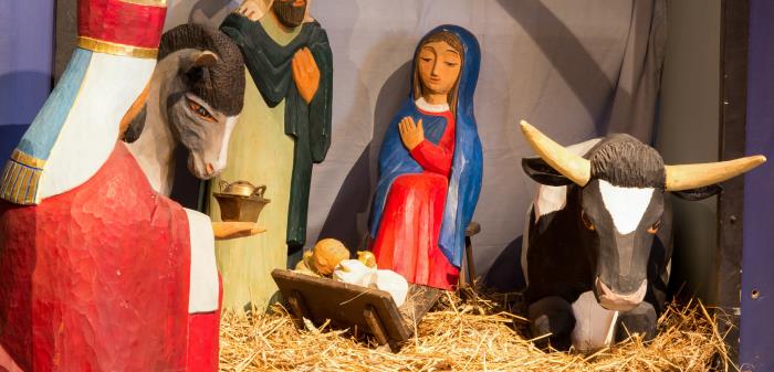 Julkruba i Uppsala domkyrka. Figurerna är tillverkade av Eva Spångberg.