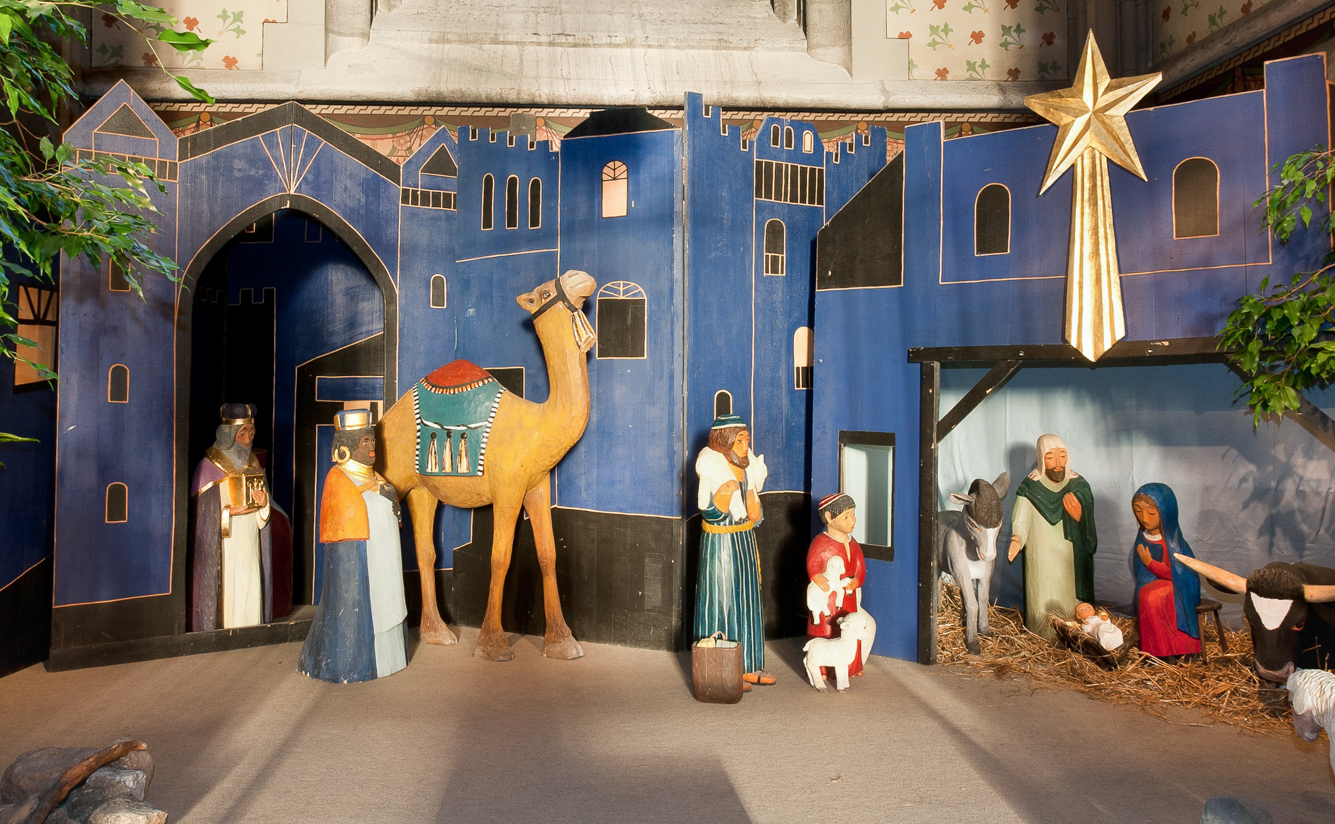 En stor julkrubba i en kyrka.