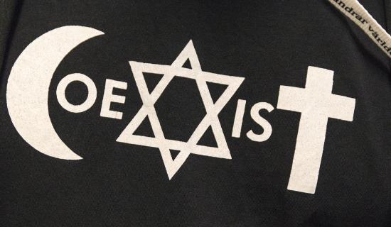 Symbolerna för islam, judendom och kristendom bildar tillsammans ordet Coexist på en tröja.
