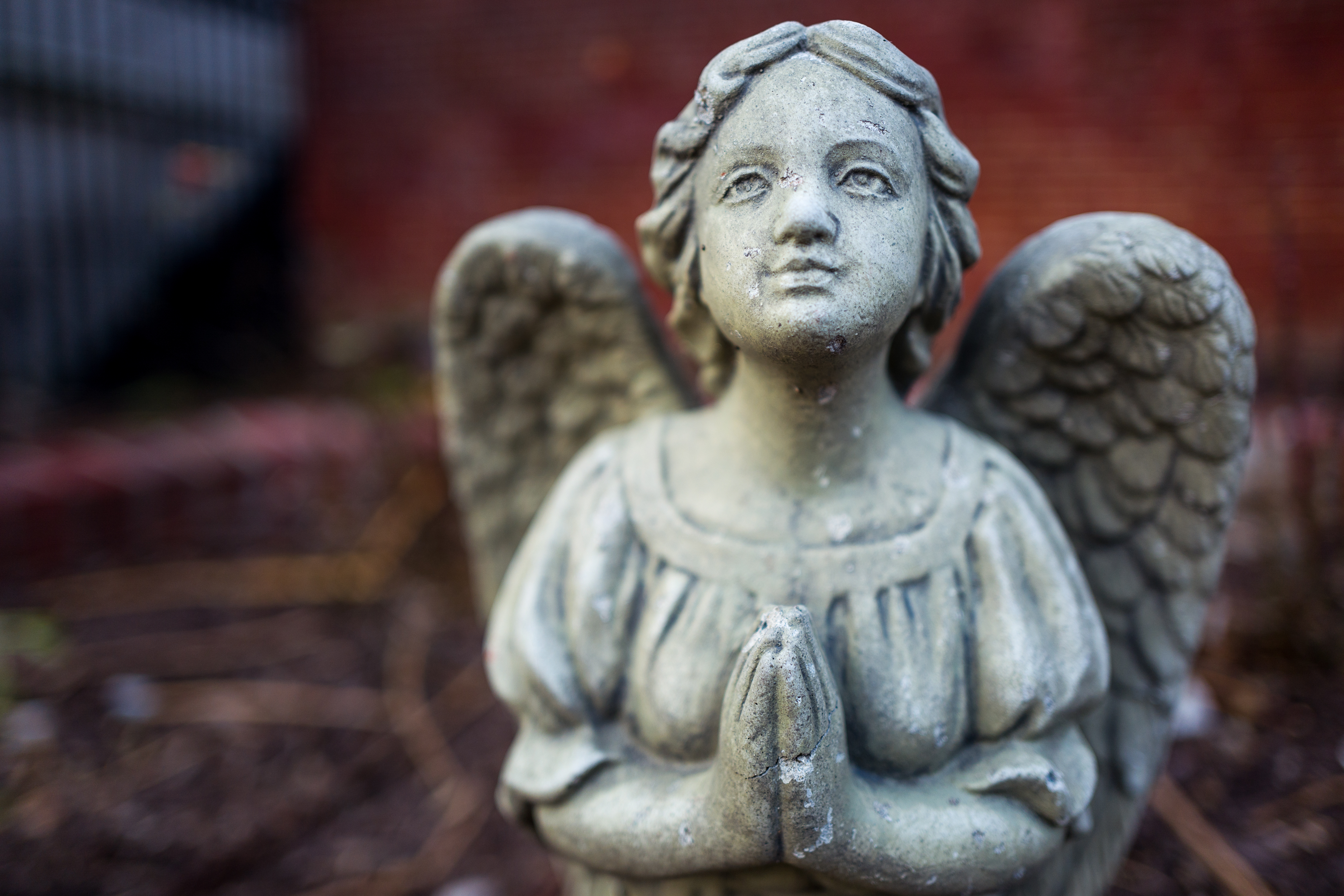 Närbild på en stenängel.