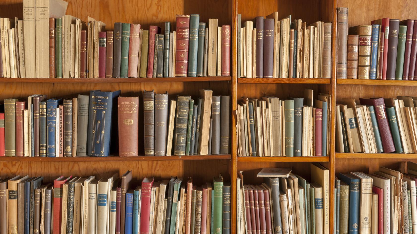 En bokhylla med gamla böcker.