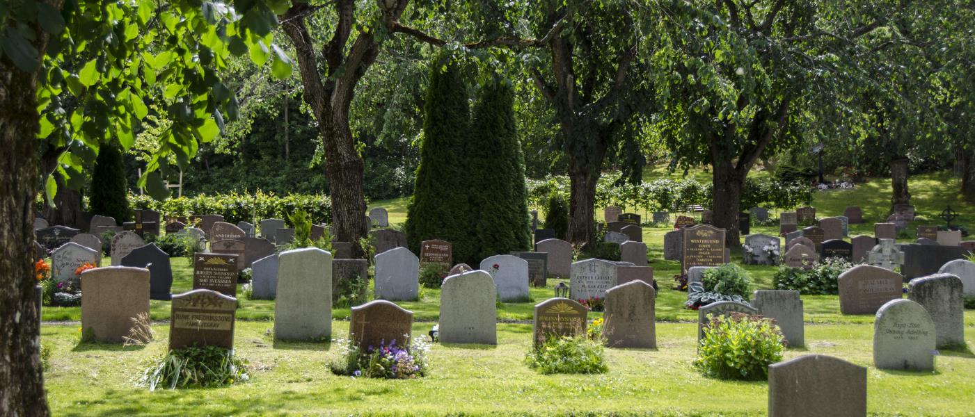 En kyrkogård.