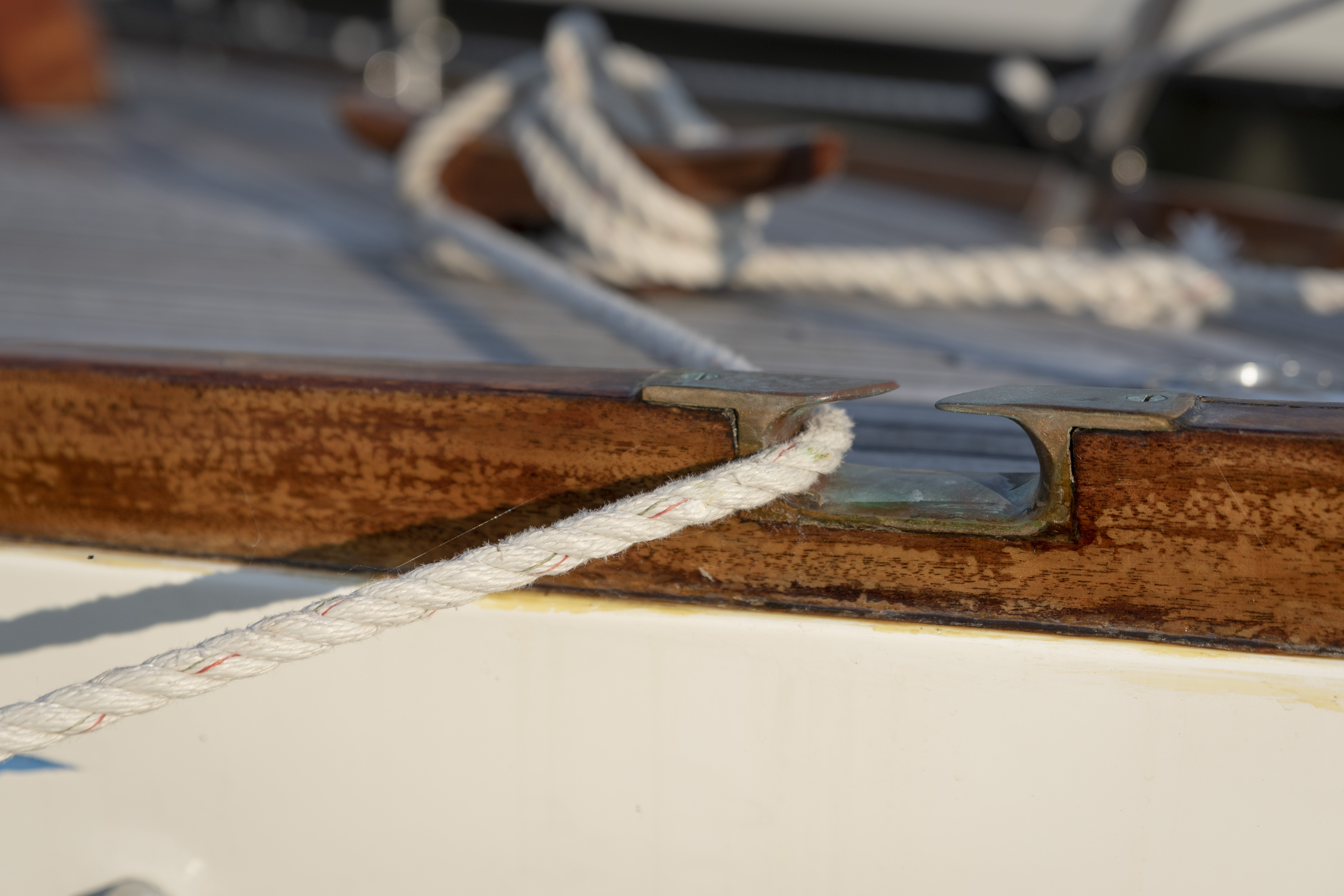 Närbild på ett rep på en båt.