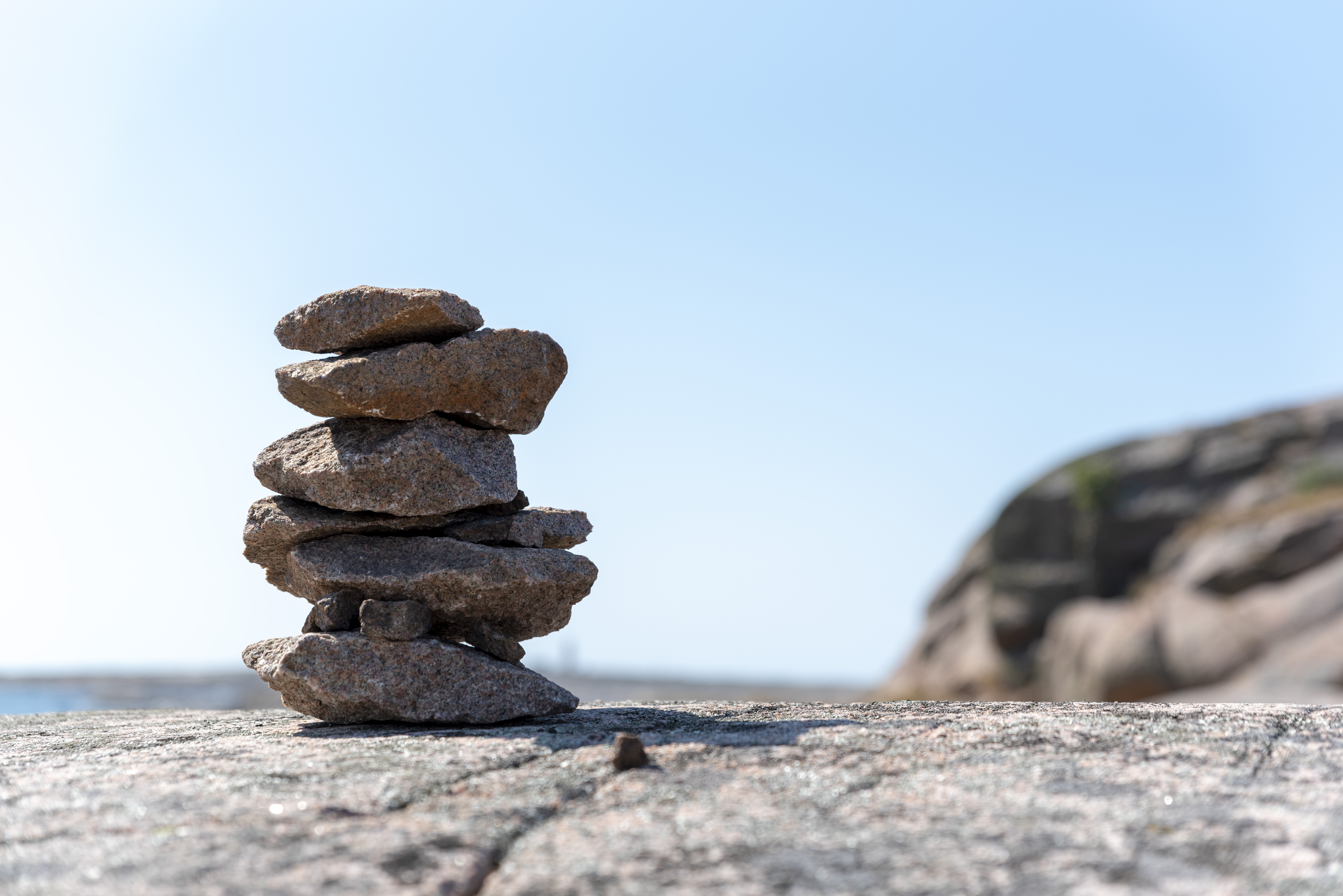 Ett litet stentorn balanserar på en en klippa.