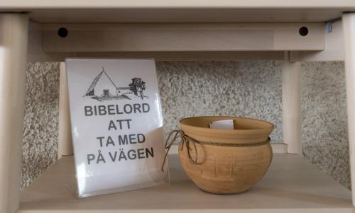 Liten kruka med bibelord att ta med på vägen. Eriksbergskyrkan, Uppsala