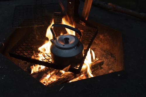 Koka kaffe över öppen eld
