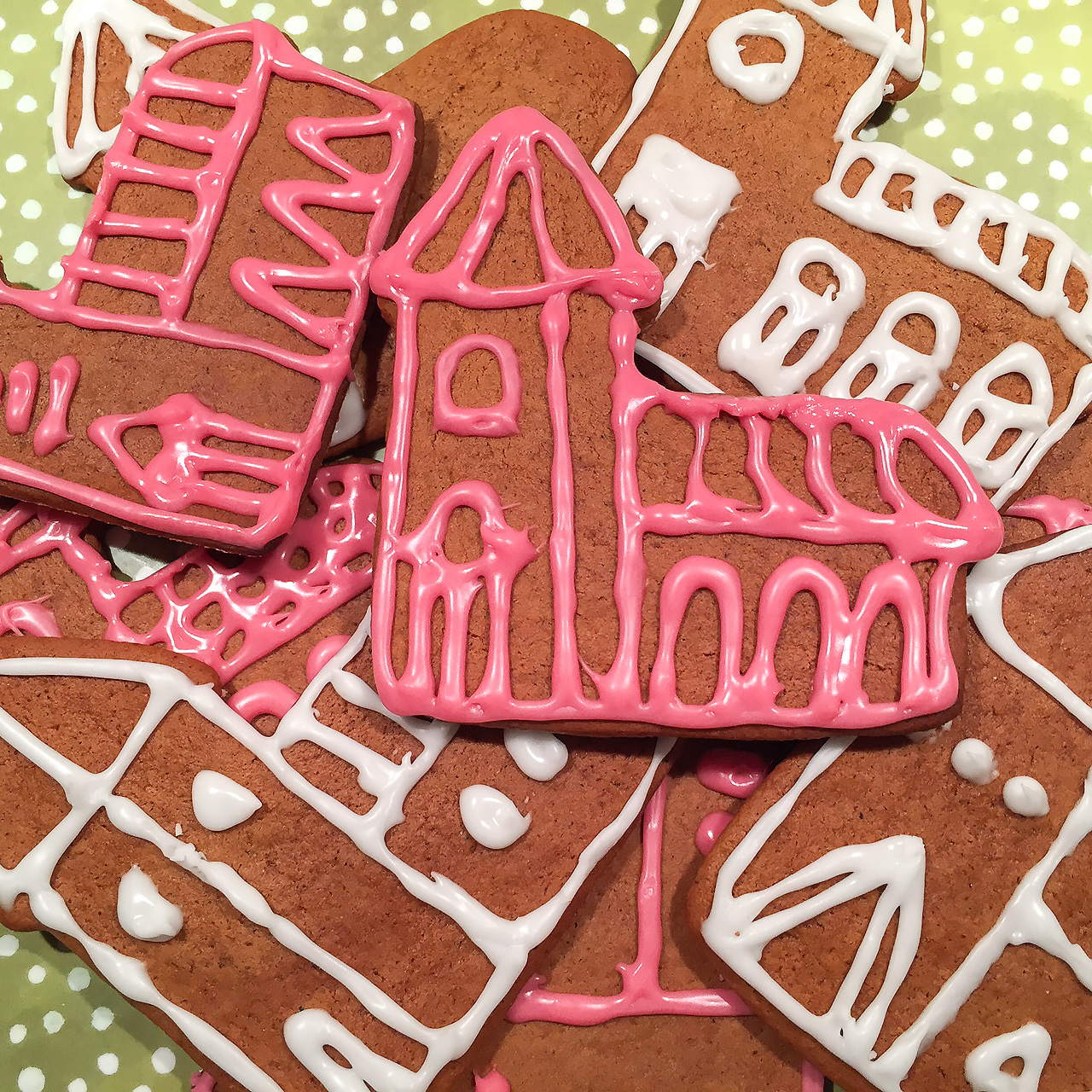 Glaserade pepparkakor formade och dekorerade som kyrkor.