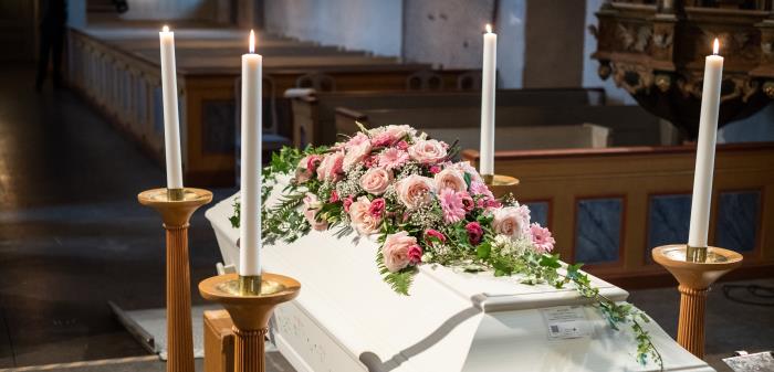 Att behöva begrava en anhörig är lika svårt som det är nödvändigt. En människas frånfälle kan inte ignoreras eller gömmas undan. Vad som än har varit behöver vi ett avsked, ett avslut. För den avlidnes, för vår egen och för själva människovärdets skull behöver vi göra avskedet så fint och värdigt vi kan. I sorgens vånda behöver vi också trösta oss av kyrkans hopp.