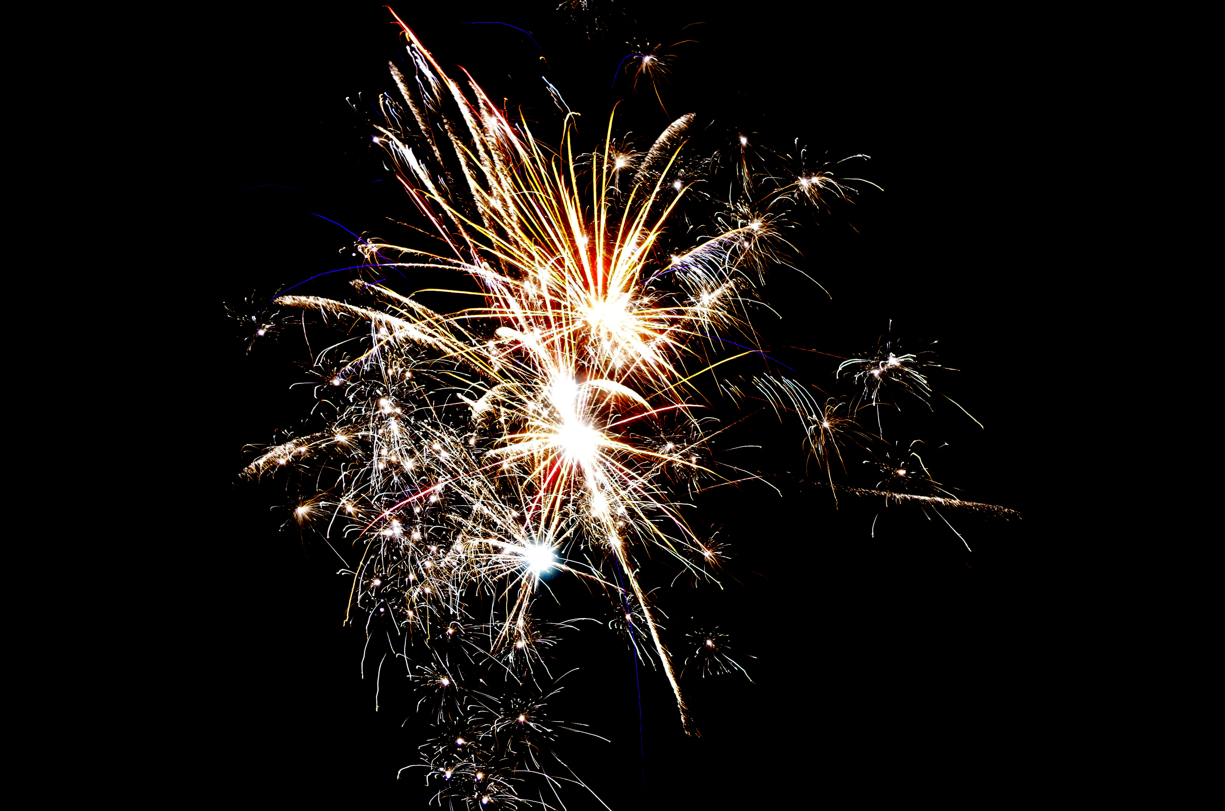 Fyrverkerier mot en svart himmel.