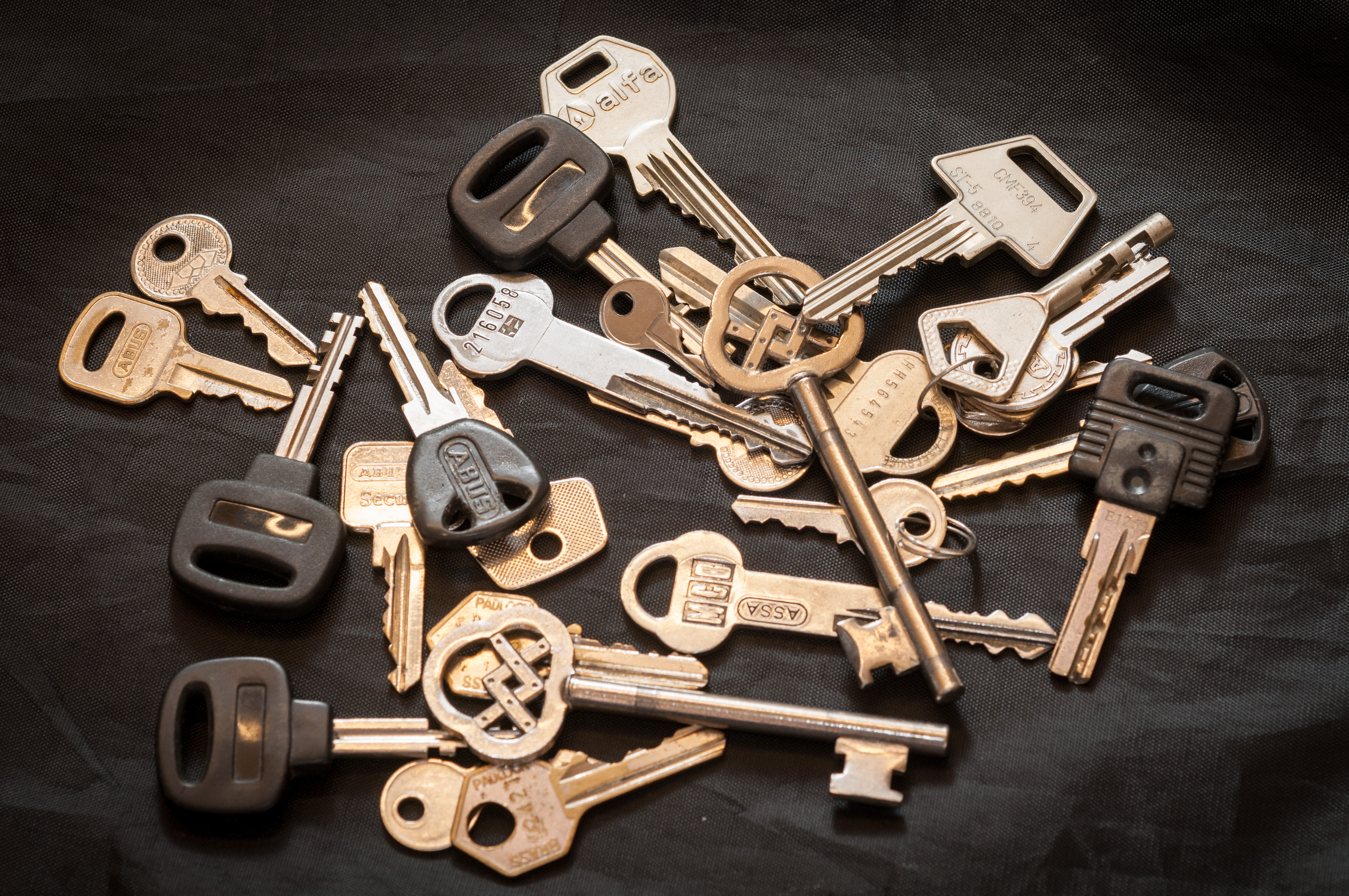 Nycklar i alla former, utspridda på en mörk bakgrund.