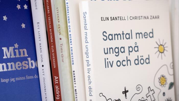 Boken Samtal med unga på liv och död står i en bokhylla.