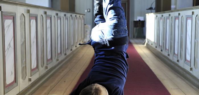 Barn som hjular inne i en kyrka