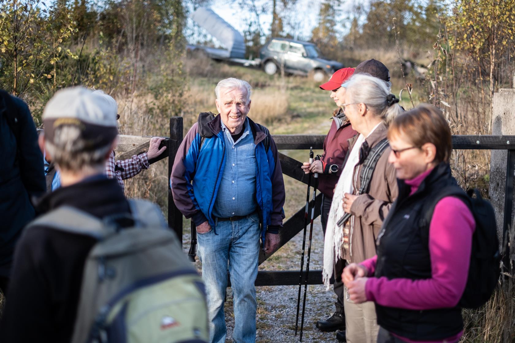 En grupp äldre gör sig redo för att promenera i naturen.