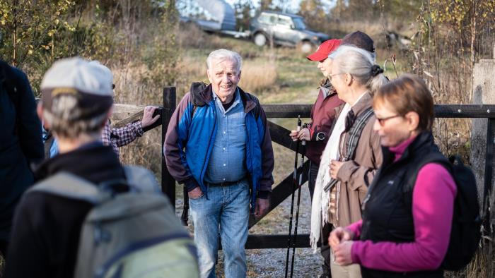 En grupp äldre gör sig redo för att promenera i naturen.