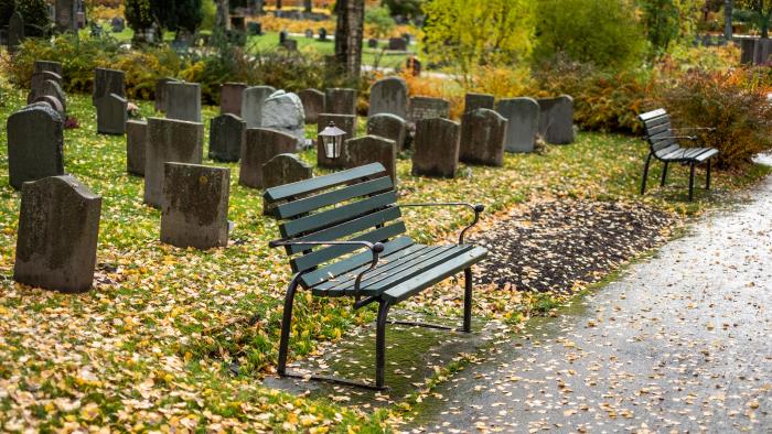 Höstlöv har börjat täcka marken på kyrkogården.